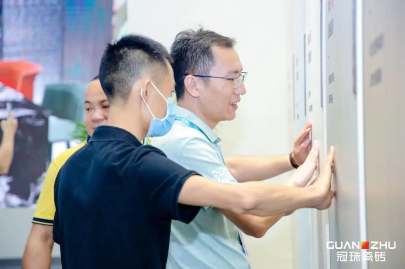 众多参观者感受冠珠新品.jpg